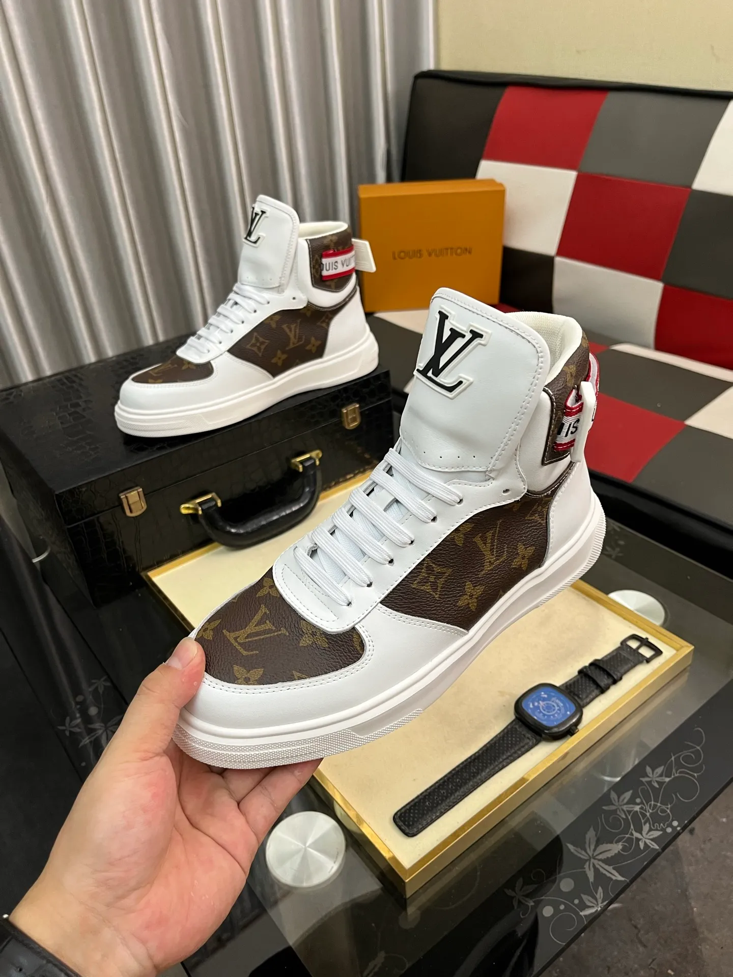 Men's shoes💰440⌚️⌚️"LOUI* VUITTO*" popular men's casual shoes, genuine Italian development💯purchasing level quality✔️The upper is made of first-layer cowhide, comfortable and soft sheepskin feet⚡️Fashionable and versatile. The toe last shape is firm and full, and the soles are made from LV original molds and can be moved in and out of the counter at will. Light and comfortable on the foot~purely handmade, details determine quality! Size:38-442️⃣Colors available